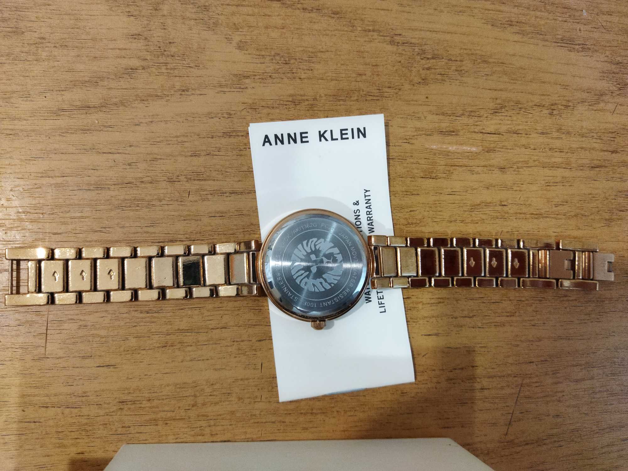 Часы с бриллиантом Anne Klein