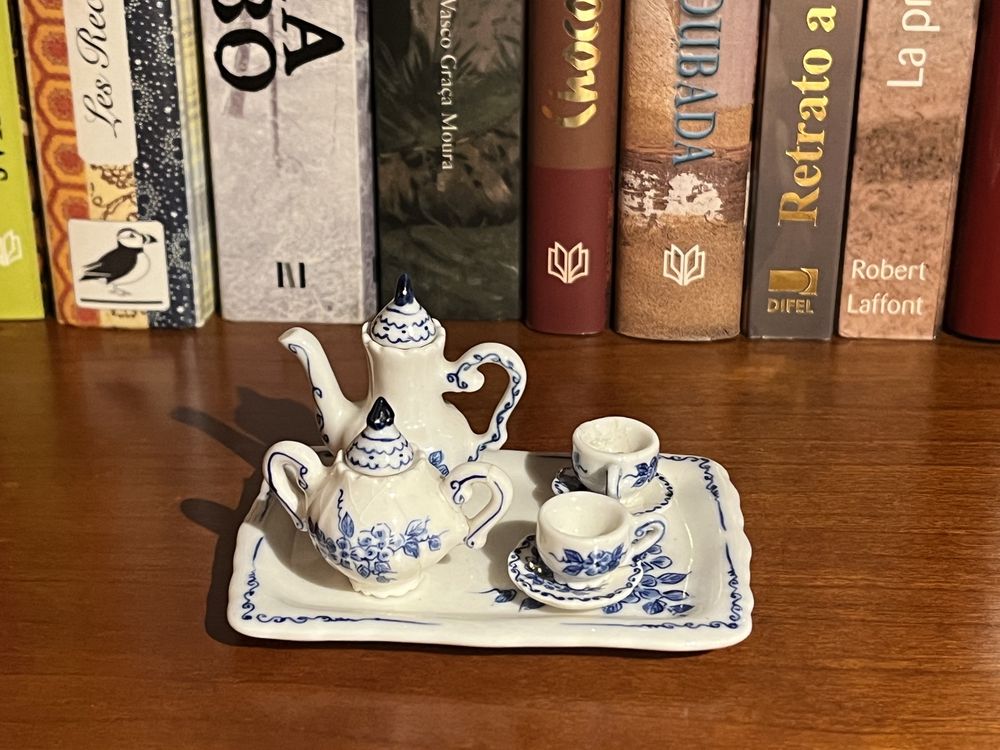 Coniunto de chá de porcelana em miniatura.
