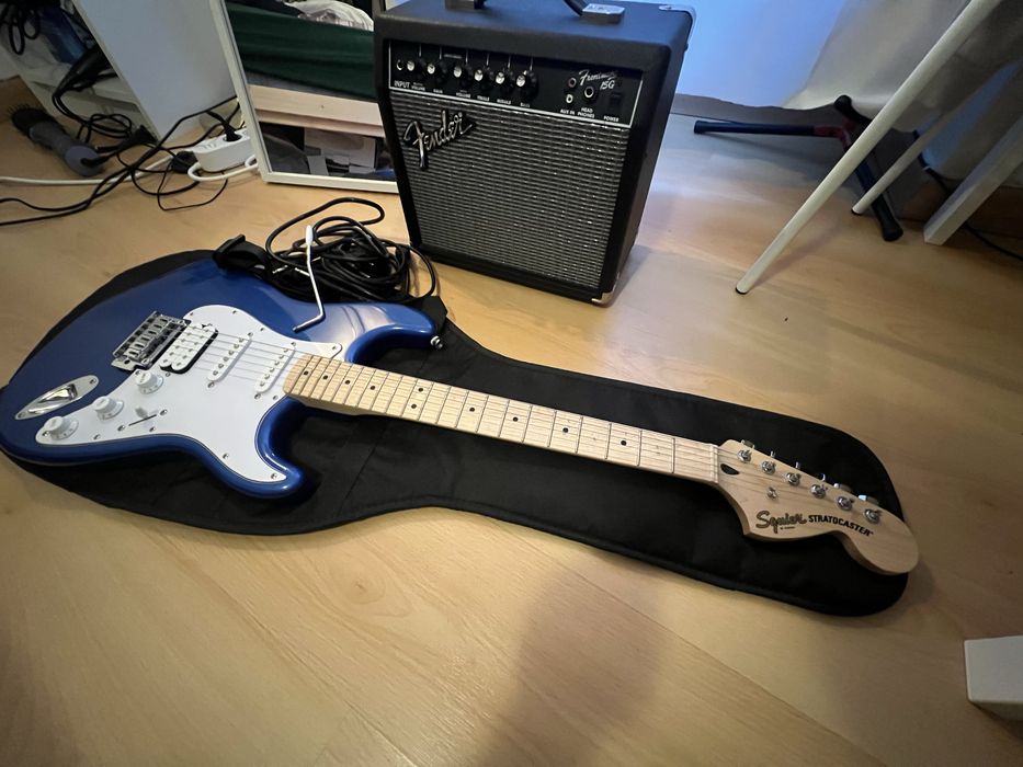 Guitarra + Amplificador Fender Stratocaster