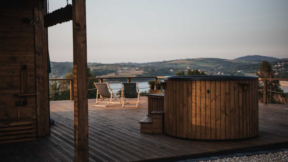 Tulichatki- domki w Beskidach z widokiem na jezioro