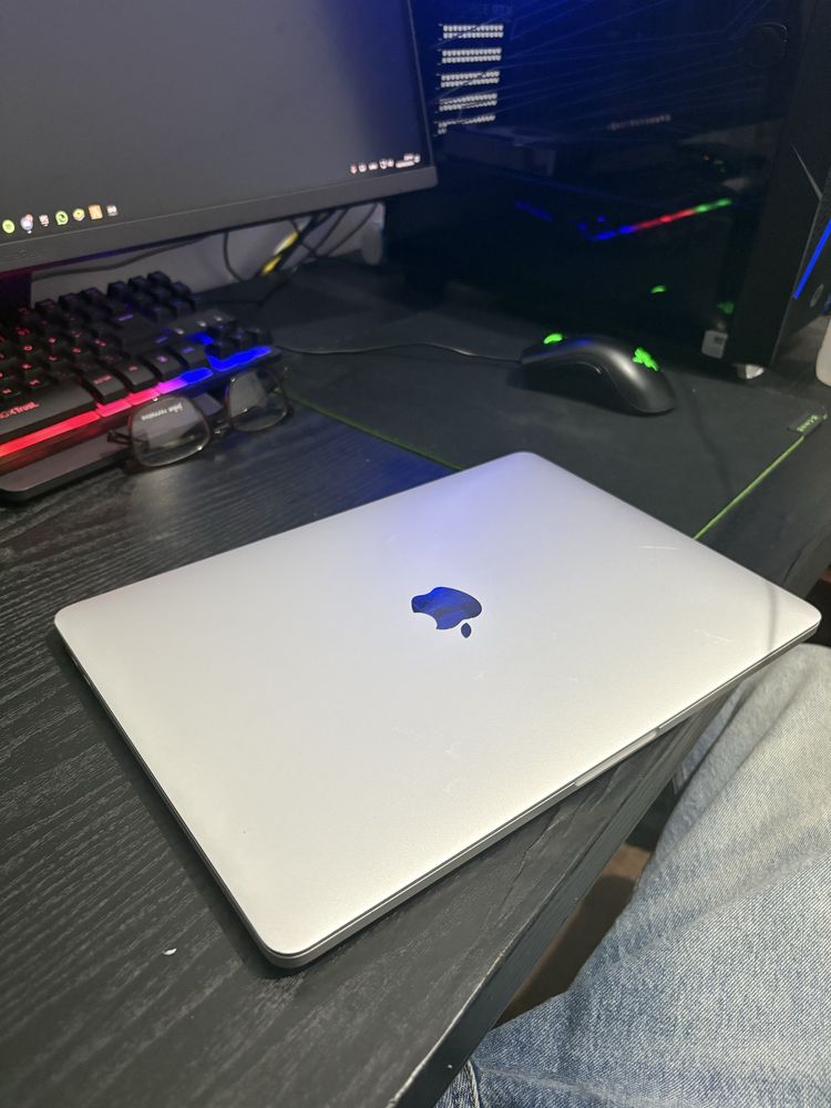 MacBook Pro 2019 - 13” Touch Bar - 16GB RAM / 256GB SSD (ecrã partido)