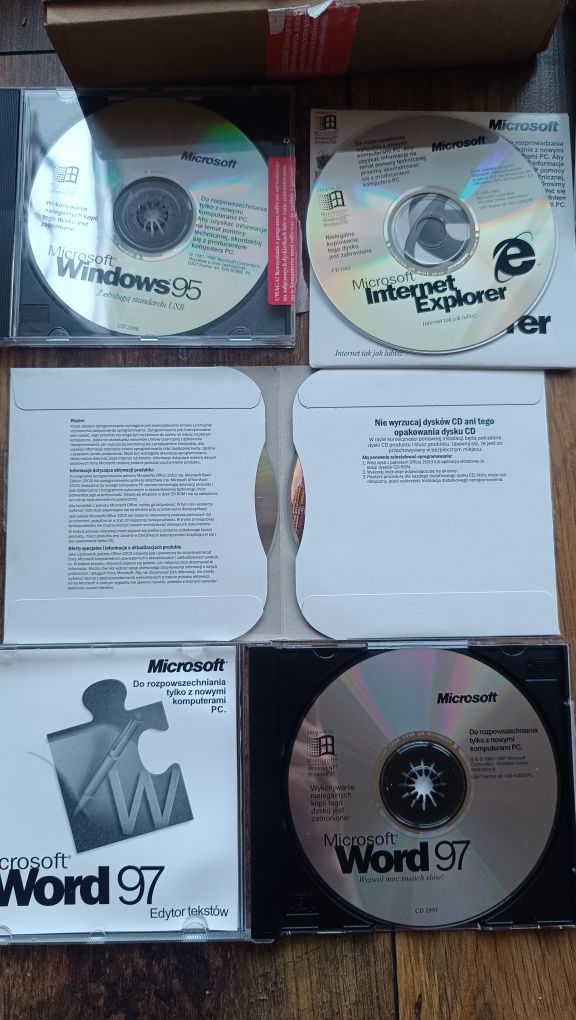CD: Windows 95, Internet Explorer, Word 97, Office 2003 i inne- zestaw