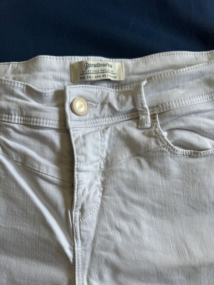Białe  jeansowe spodenki. Stradivarius. 38