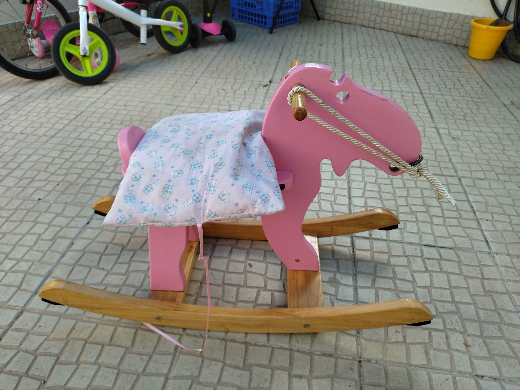 Cavalo de madeira para criança
