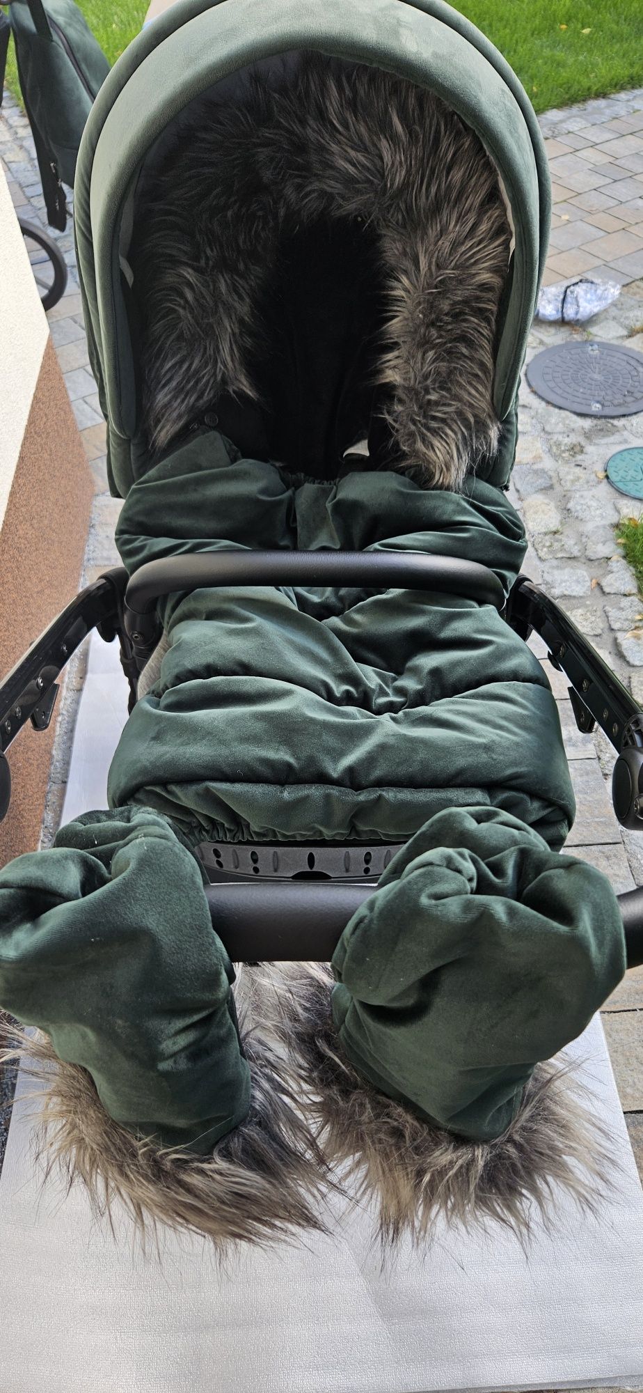 Sprzedam wózek Junama Space Velur butelkowa zieleń.
Wózek 2w1 gondola+