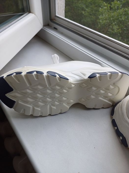 Кросівки дуже легкі