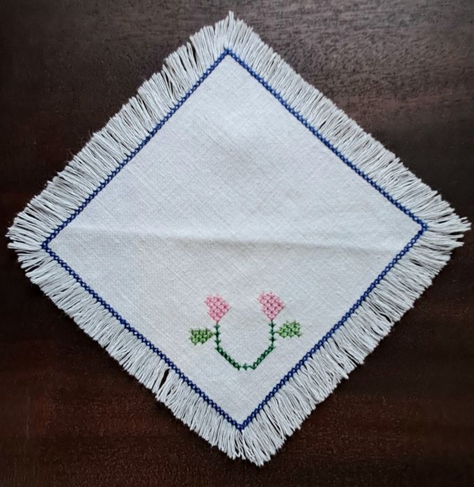 Naperon bordado a mão 16x16cm