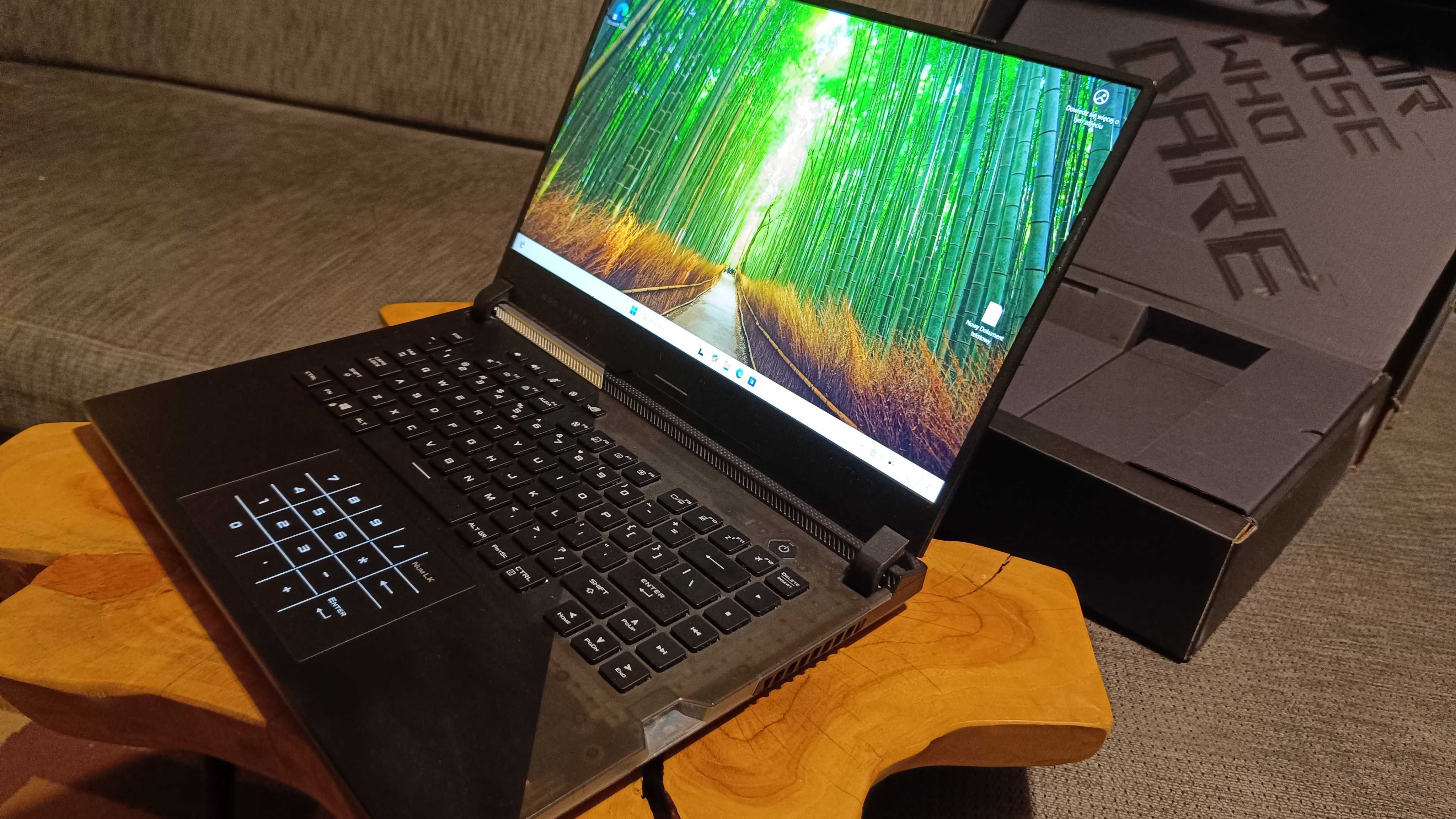 Laptop Asus ROG Strix SCAR Ryzen 7 RTX 3080 16GB  pamięci własnej