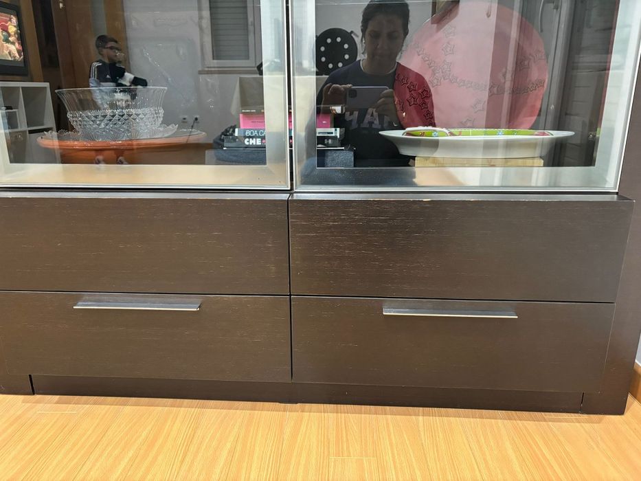 Vitrine vanguê com prateleiras de vidro.