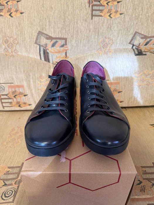 Три пары обуви (Jack Wolfskin, Safety Jogger, Respect yourself)