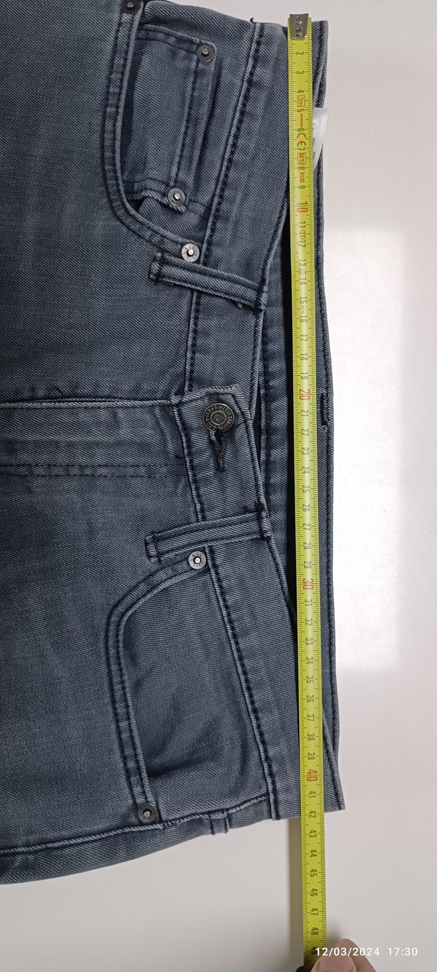 Levi's 511 W32 perna direita