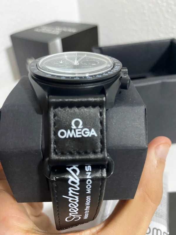 Omega x Swatch Snoopy Lune Noire: Détails du design sombre