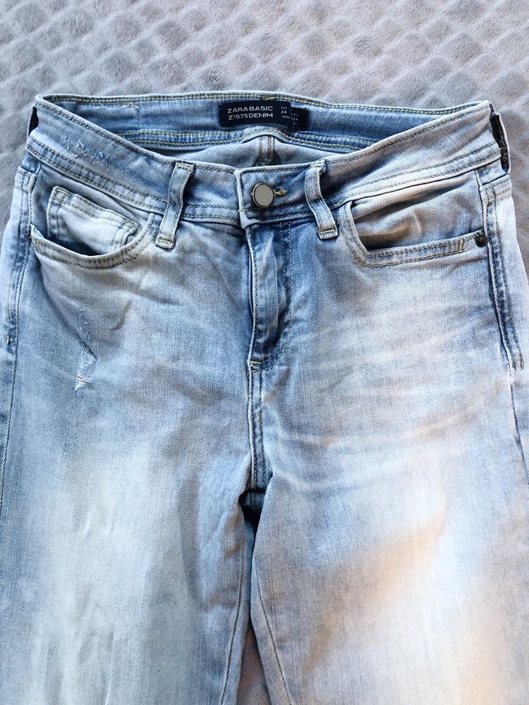 Jasne slim jeansy z przetarciami Zara
