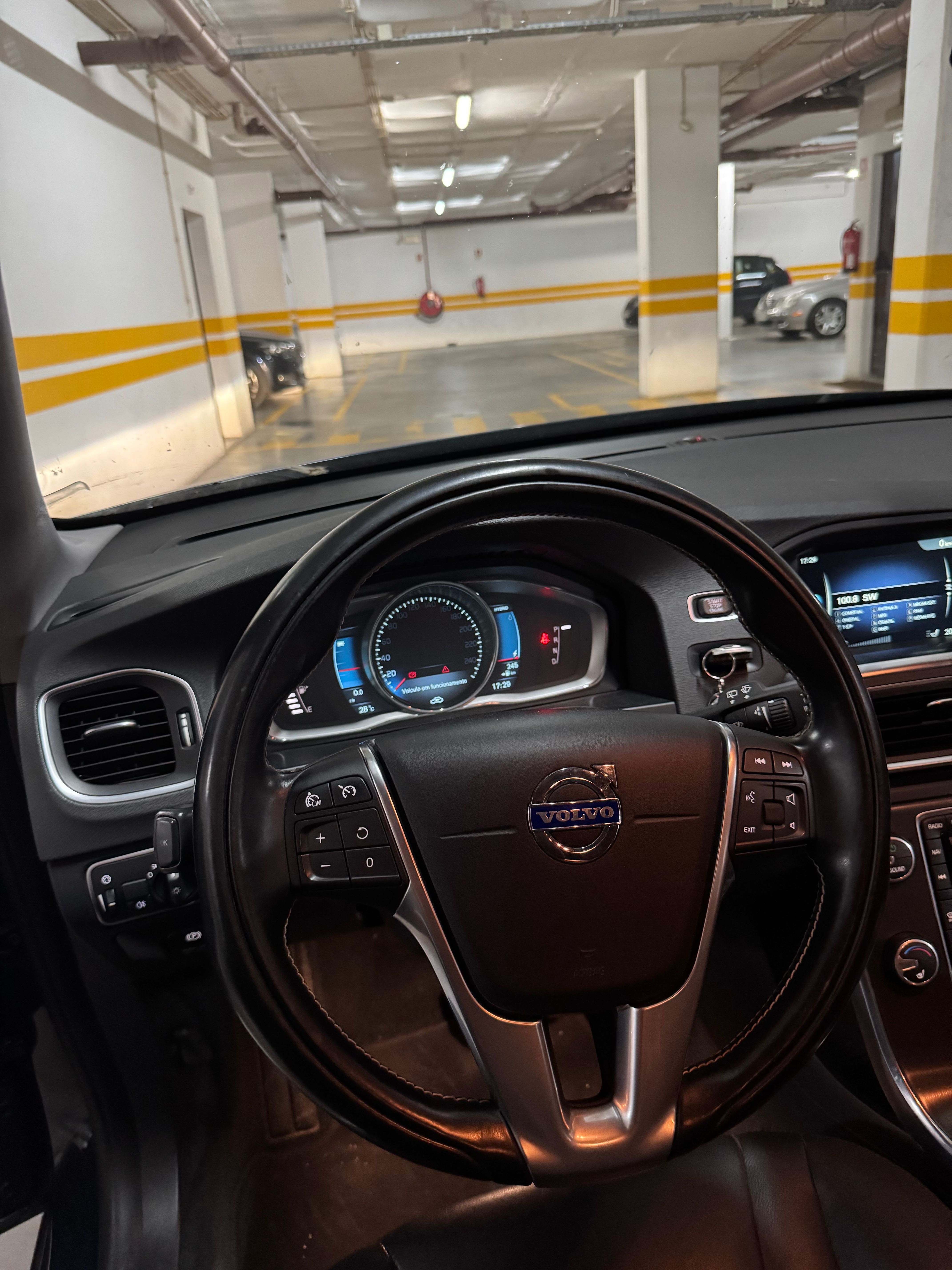 Volvo V60
 Híbrido Plug-in 251000km 2.4 D / 286cv 2014 Importado