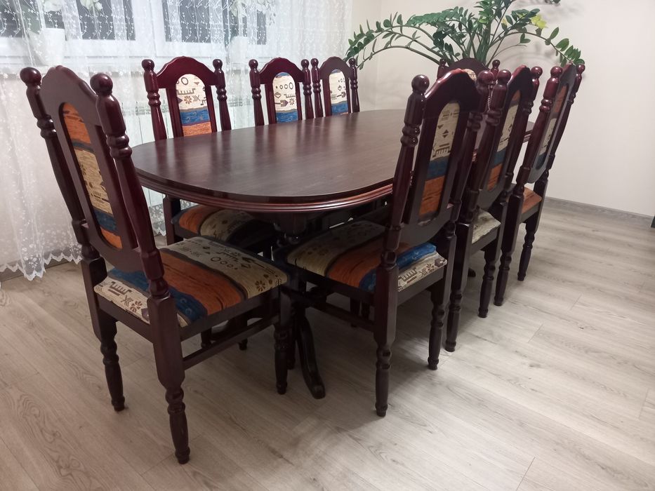 Stół z ośmioma krzeslami