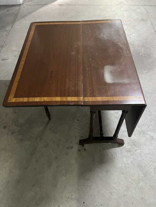 Mesa de Jantar em Mogno