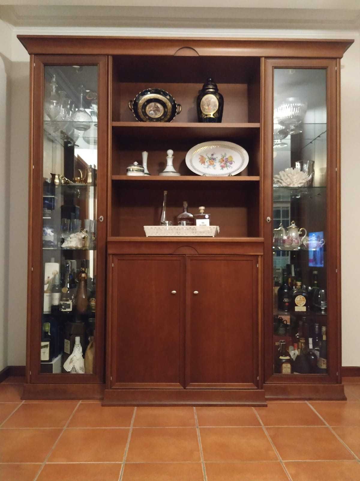 Vitrine / aparador em cerejeira