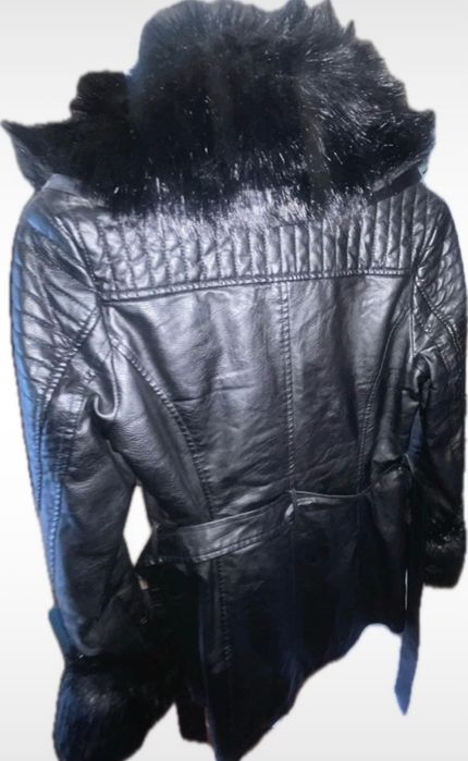 Casaco todo forrado no interior.