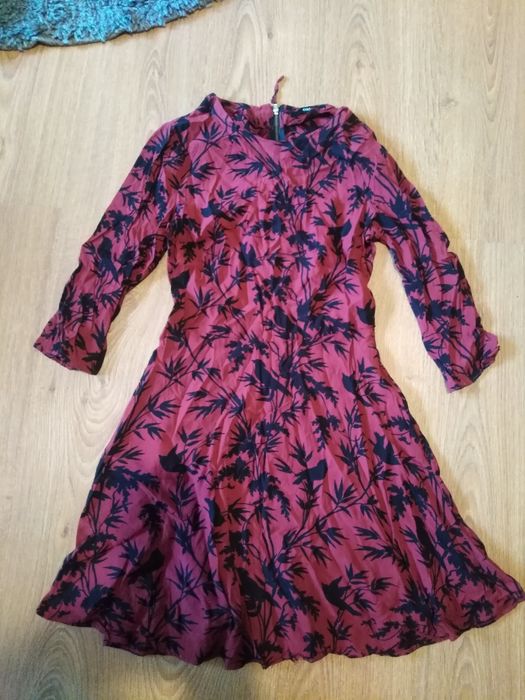 Sukienka Oasis, rozmiar 34, bordowa w listki