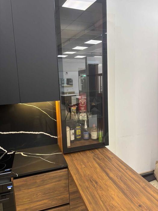 Кухня  хорошего качества. Выставочный образец.