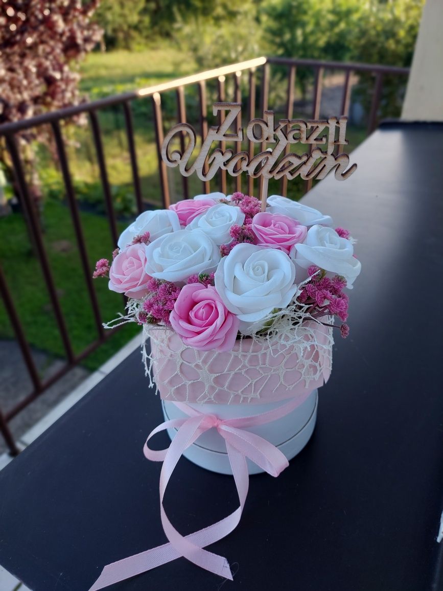 Flowerbox z pachnących róż mydlanych na prezent upominek
