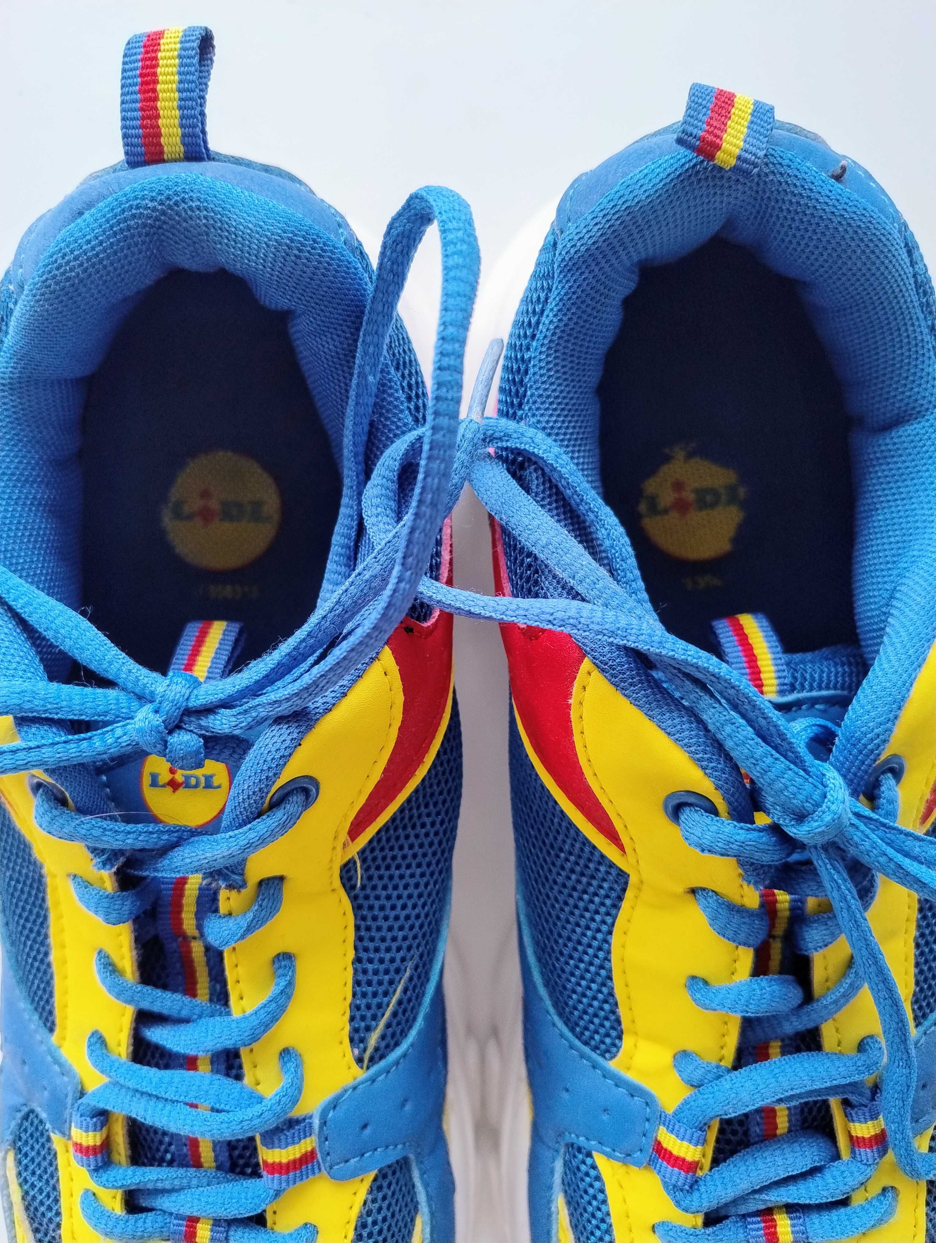 Żółto-niebieskie sneakersy damskie z kolekcji Lidl Esmara