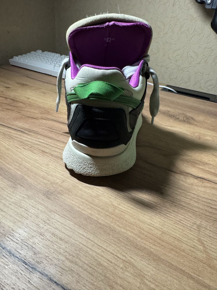 Off white sponge