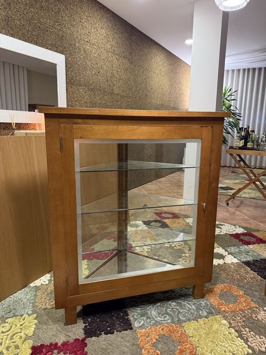 Vitrines em madeira