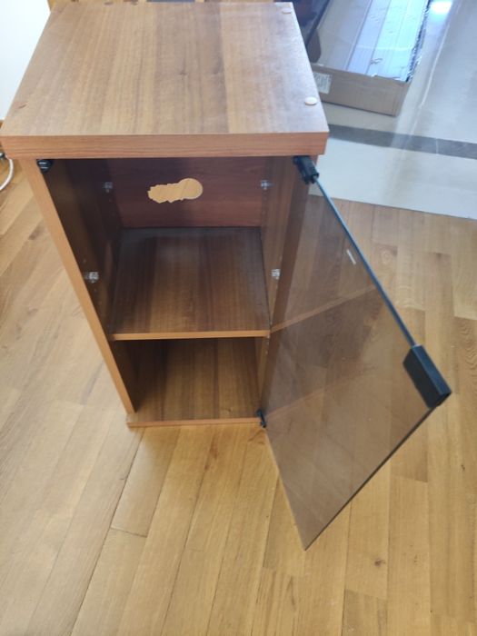 Pequeno móvel para CDs ou aparelhagem