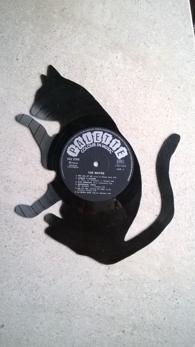 Silhueta decorativa Gato feita de um disco de vinil LP