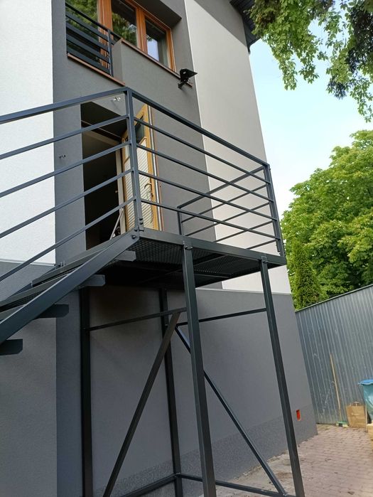 Schody do domu na poddasze metalowe krata wema zewnętrzne wewnętrzne