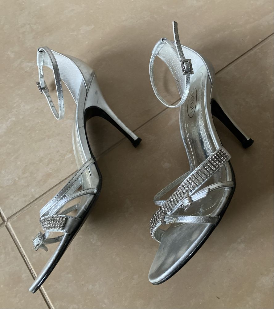 Srebrne szpilki z kryształkami Schuh 38
