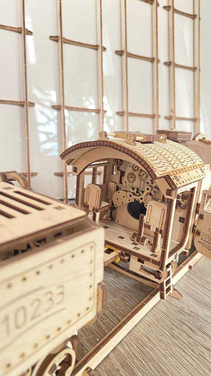 Механическая модель 3D-пазл UGEARS. Локомотив V-Экспресс. Собранный