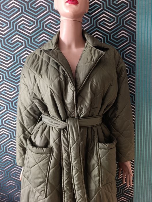 Осіннє стьобане пальто міді