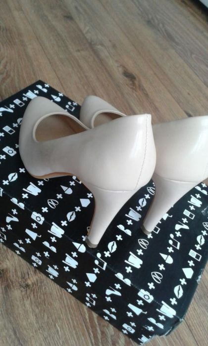 Lakierowane czółenka Cropp