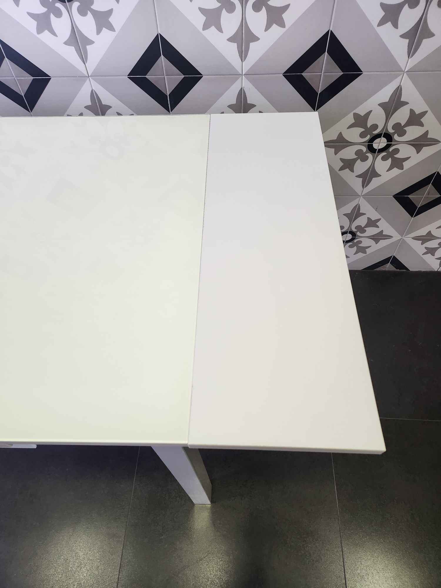 Mesa de cozinha extensível tampo vidro branco + 4 cadeiras