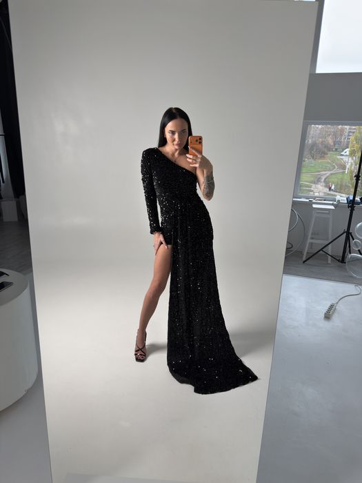 Вечернее нарядное платье со шлейфом в паетках