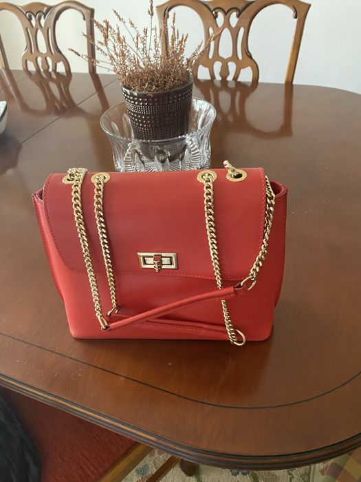 Mala de pele de cor vermelha