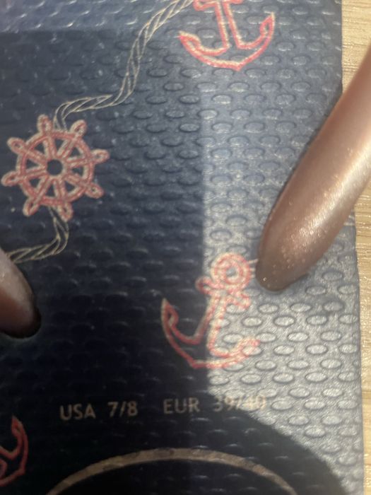 Havaianas douradas e Azuis