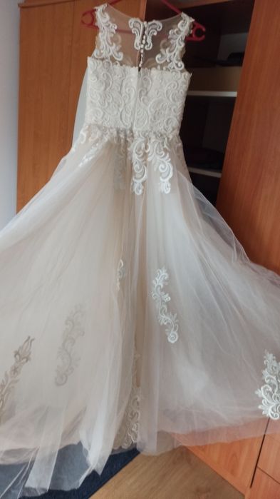 Kremowa suknia ślubna piekna