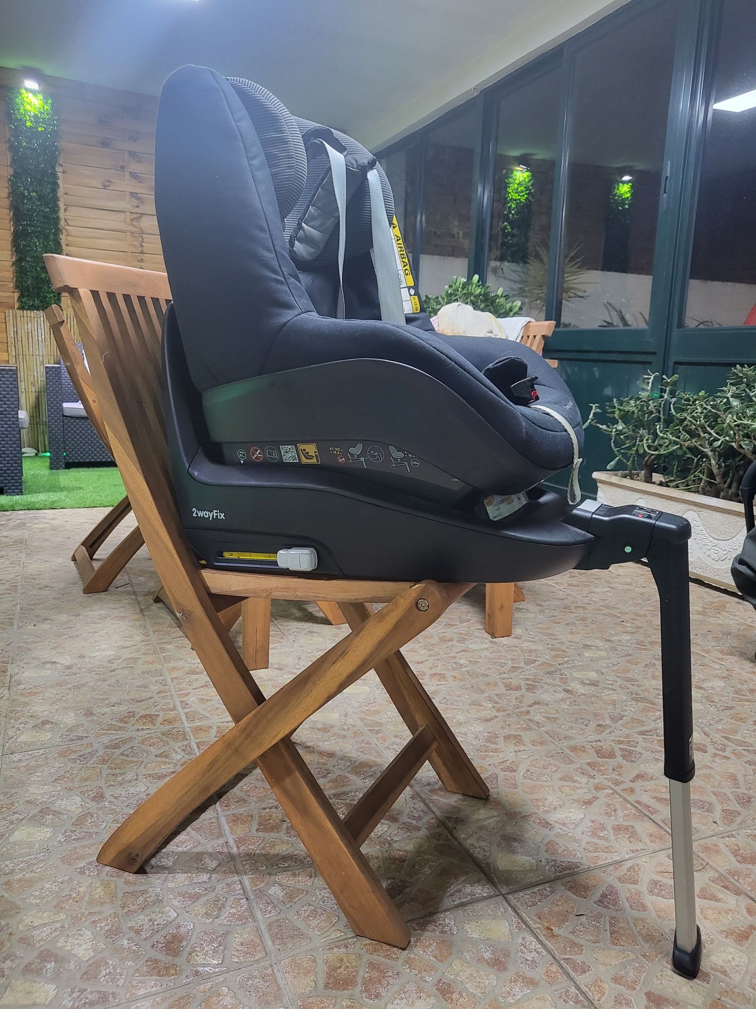 Cadeira bebé 2Way Pearl + Base isofix 
Maxi Cosi