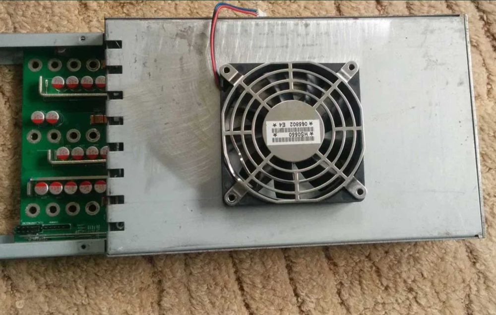 Блок живлення +13.7в 150а 2200вт під ремонт, не включається.