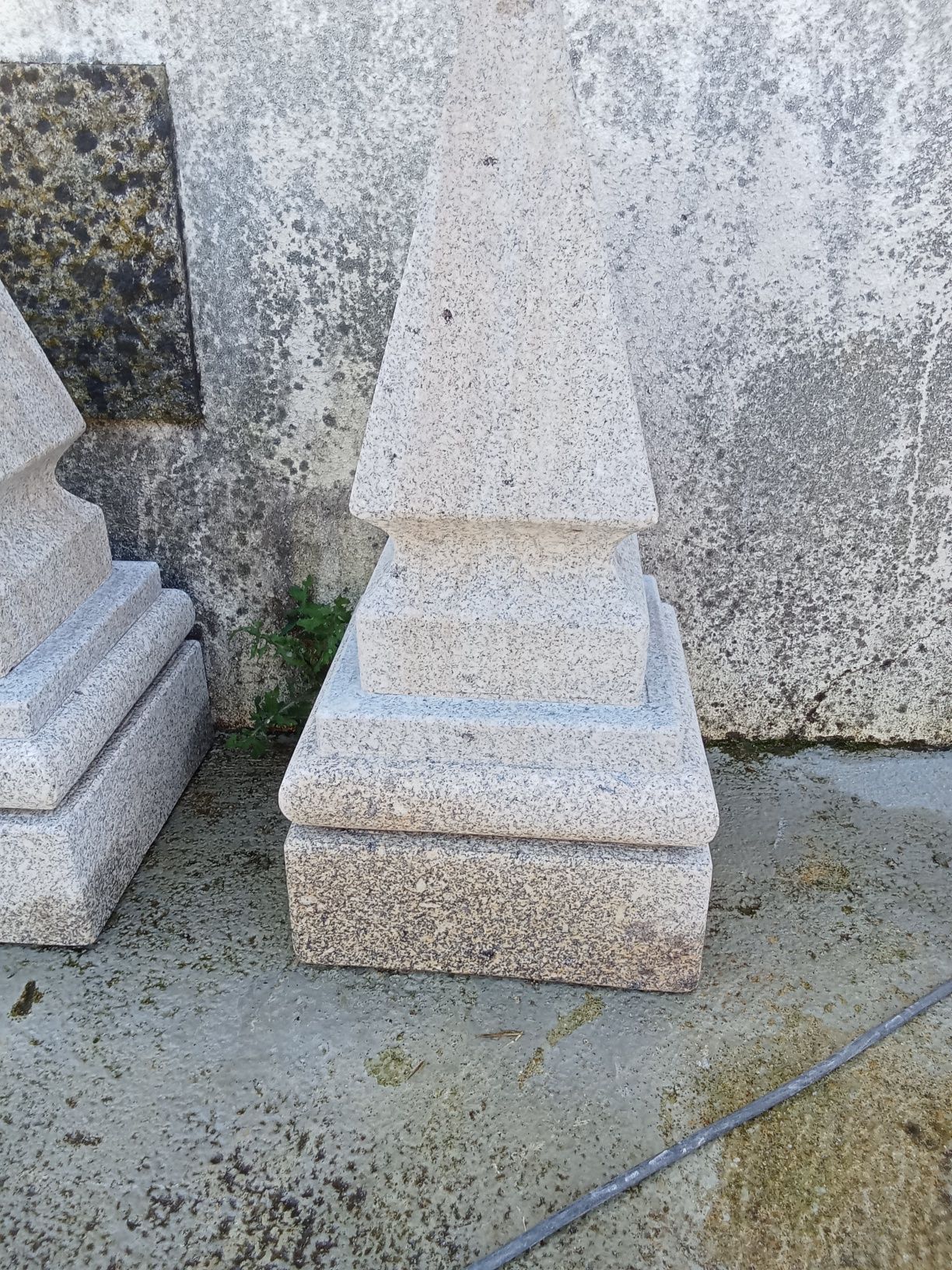 Pirâmides em granito amaciado