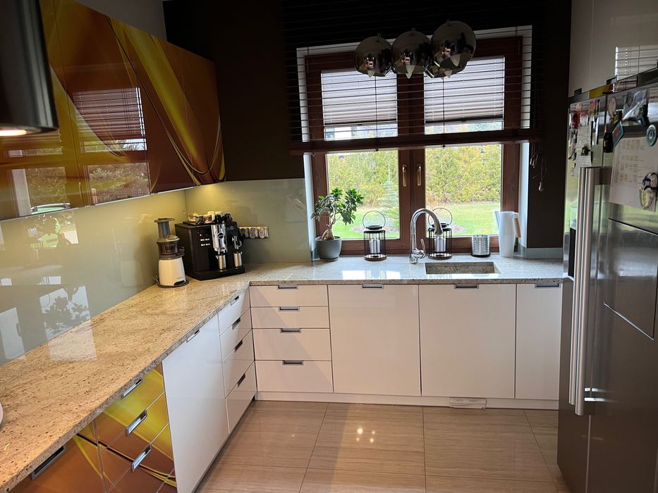 Meble kuchenne, z kamiennymi blatami, białe lakierowane, okucia Blum