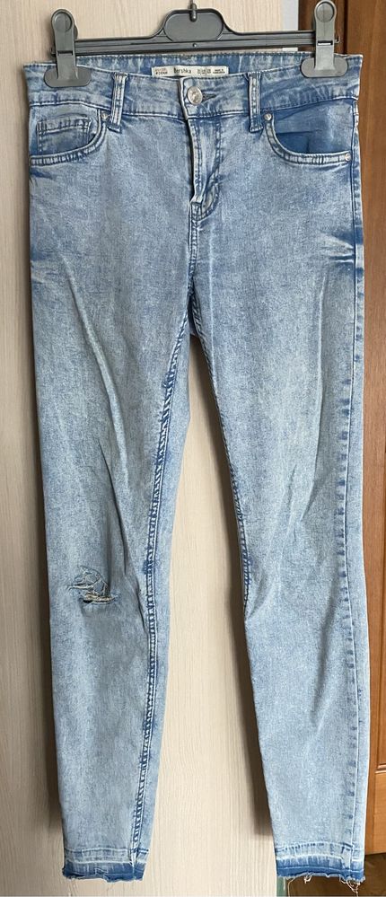 Jasne Jeansy Bershka