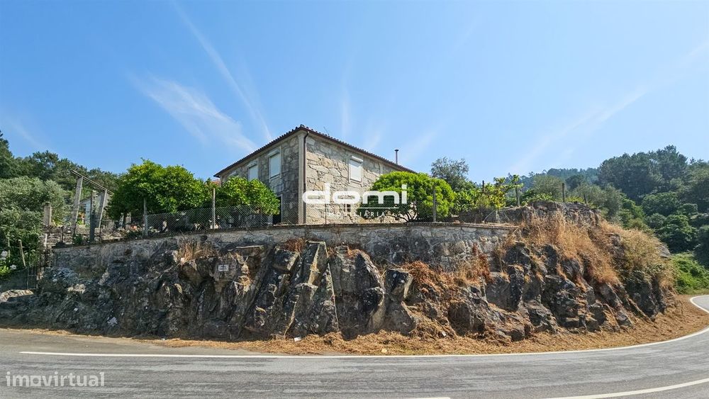 🏡 Moradias em Pedra, localizadas em Vilarinho - São Pedro do S