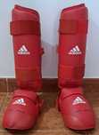 ADIDAS | Caneleira c/ Proteção de Pé amovível WKF (vermelho) - Combate