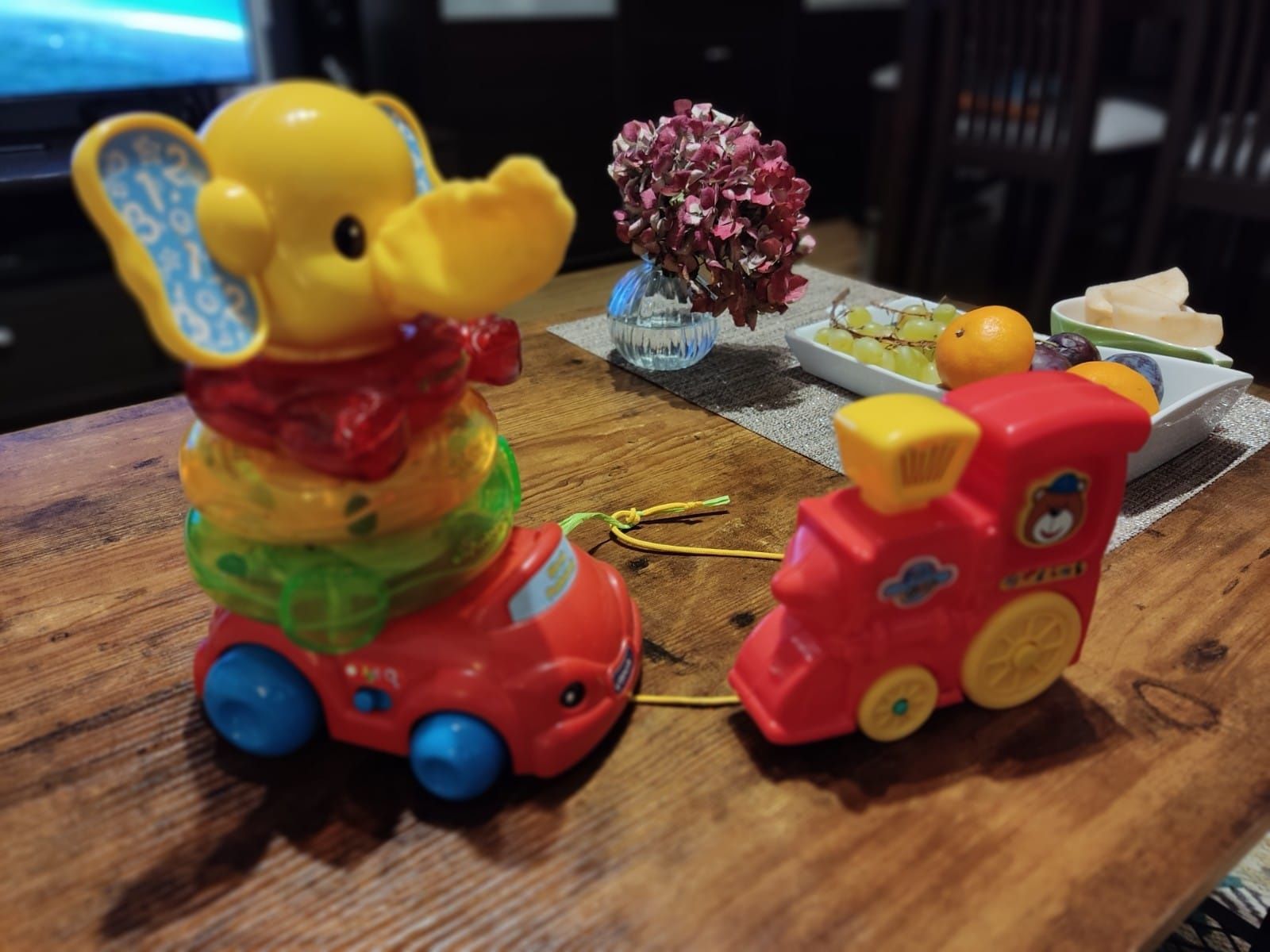 Interaktywne zabawk dla malucha: muzyczny słonik i lokomotywa