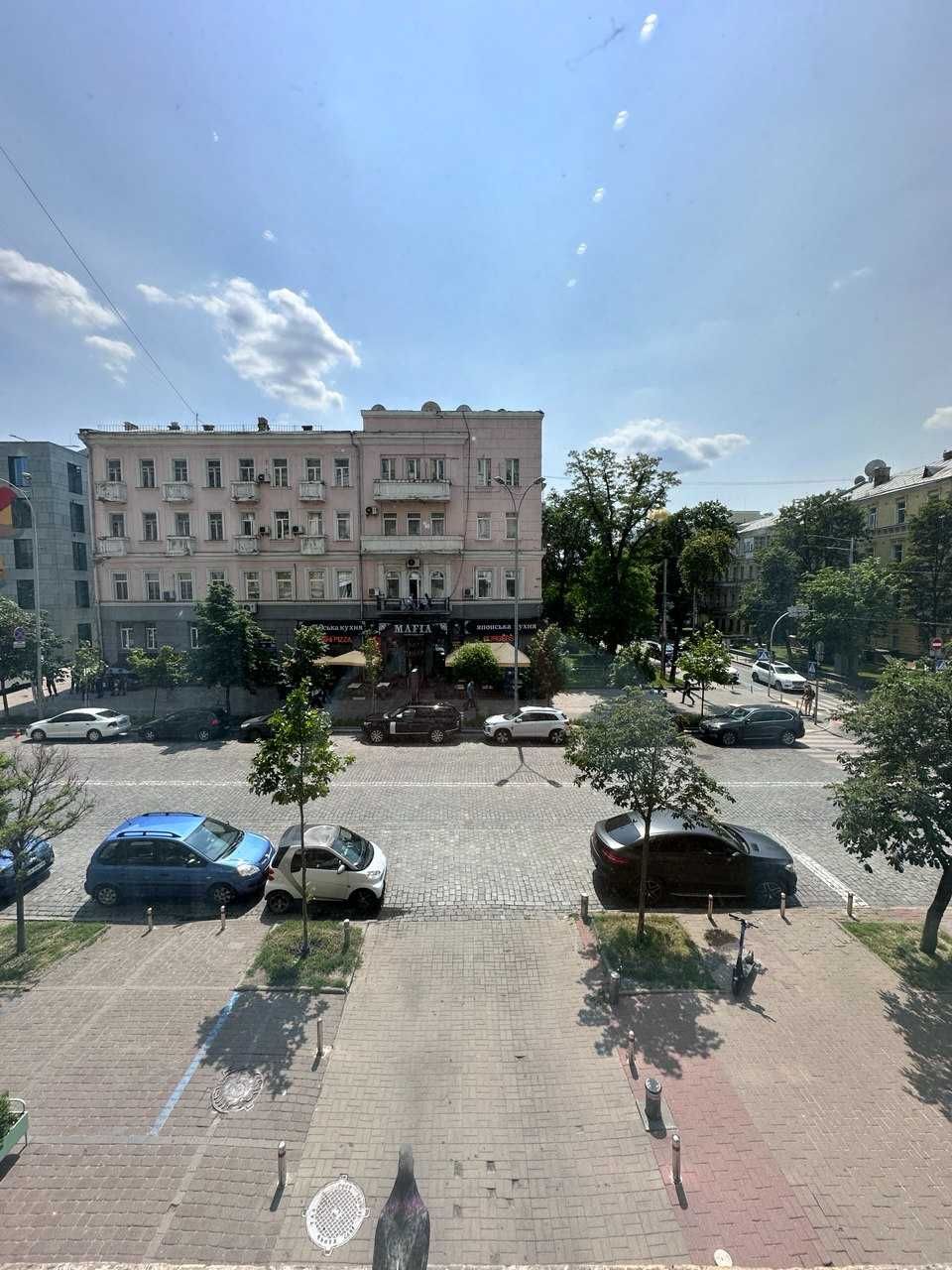 Оренда фасадного офісу вул Б Хмельницького, 32. 42м2, два рівні, без %