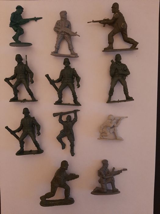 Солдатики и фигурки пластмассовые, солдатики оловянные.